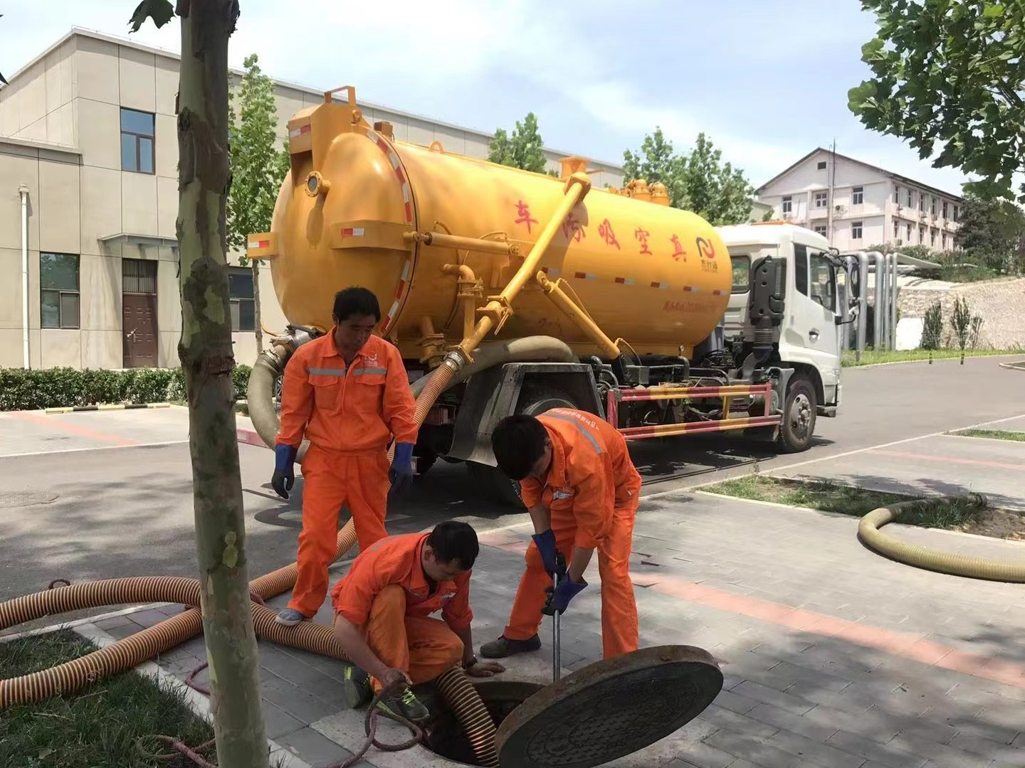 重庆管道疏通车停在窨井附近