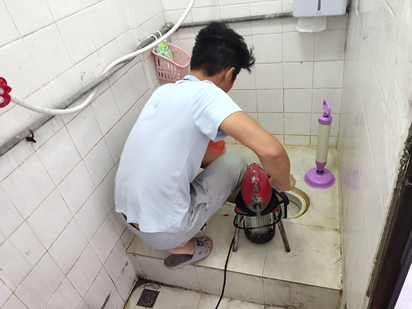 重庆管道堵塞冒臭气 专业师傅现场解决问题