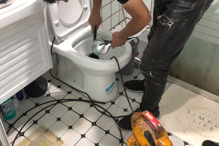 重庆马桶堵塞自己疏通还是找师傅?专业上门服务让你省时更省心